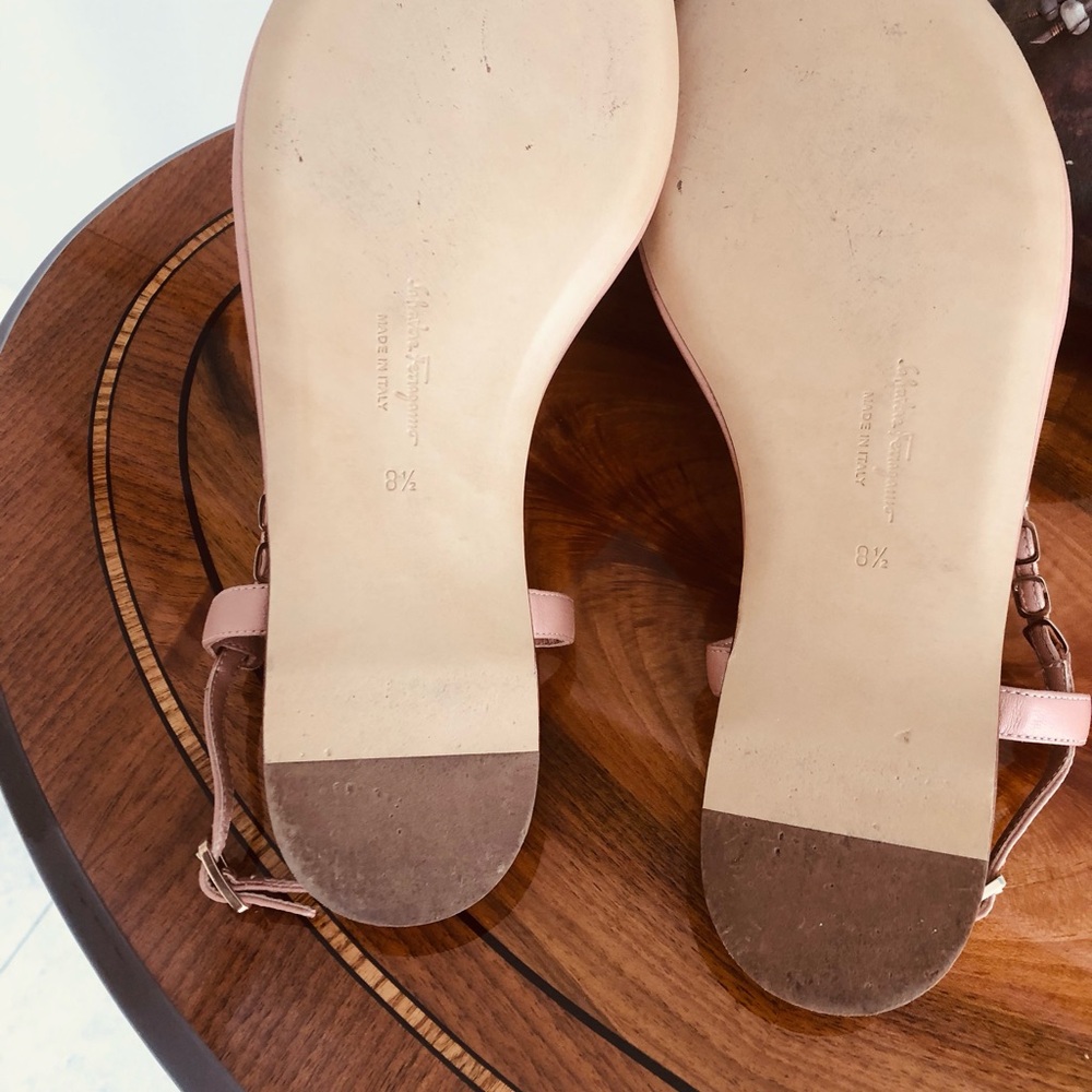 Salvatore Ferragamo Tahiti Blush Pink Leather Sandals with Gold Chain Detail - Picture 7 of 12